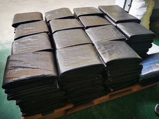 Ruloir de couverture de terre en tissu noir Membrane anti-herbe de lutte contre les mauvaises herbes Fabrique de fourniture 80GSM 90GSM 100GSM