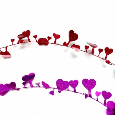 Des bandes de couleurs d'amour, des fleurs, une couronne de la Saint-Valentin, une couronne de fil d'amour.
