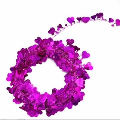 Des bandes de couleurs d'amour, des fleurs, une couronne de la Saint-Valentin, une couronne de fil d'amour.