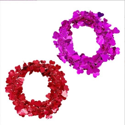 Des bandes de couleurs d'amour, des fleurs, une couronne de la Saint-Valentin, une couronne de fil d'amour.