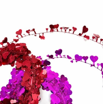 Des bandes de couleurs d'amour, des fleurs, une couronne de la Saint-Valentin, une couronne de fil d'amour.
