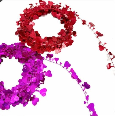 Des bandes de couleurs d'amour, des fleurs, une couronne de la Saint-Valentin, une couronne de fil d'amour.