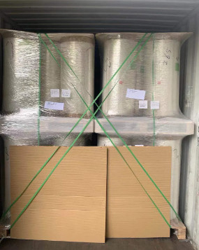 Couleur jaune PE rétrécissant par la chaleur / LLDPE film étirable pour emballage bouteille / emballage de boissons protecteur