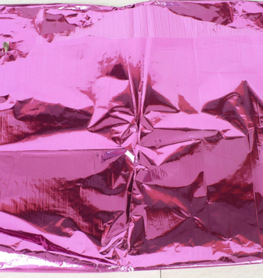 Film métallisé or argent rouge vert vif violet rouge, papier à jouer avec un chat film or clair