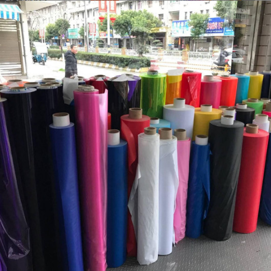 Fourniture de film PVC doux transparent couleur PVC couleur glacée film PVC brillant